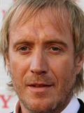 Ook Rhys Ifans reist af naar Berlin Station